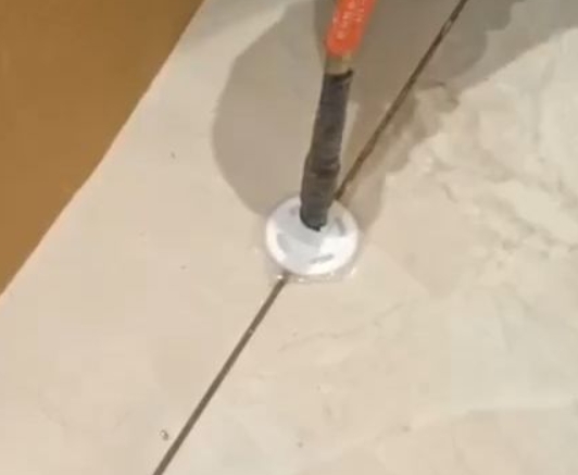 洛阳市瓷砖空鼓维修公司专业解答瓷砖在铺贴过程中，如果没有涂抹均匀到位的粘结材料（如水泥砂浆或瓷砖胶），可能会导致以下问题
