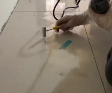 洛阳市瓷砖开裂维修公司专业分享瓷砖在铺贴前如果没有沥干水分，将会导致以下问题
