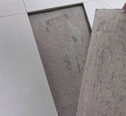 洛阳市瓷砖空鼓维修公司分享瓷砖铺贴时如果打浆（即涂抹在瓷砖背面和基层上的砂浆或瓷砖胶）过少，会带来以下问题